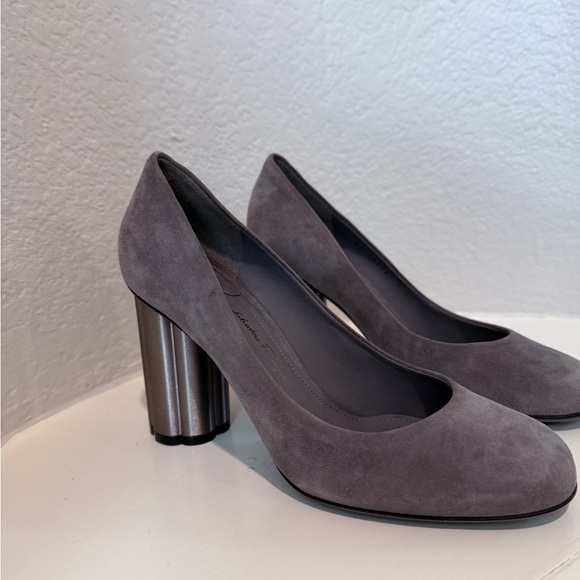 Ferragamo Grey suede leather “Lucca” pumps. Authentic. US Size 5.5 - Picture 5 of 16